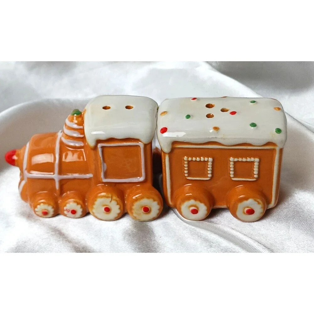 GINGERBREAD TRAIN SALT & PEPPER SET